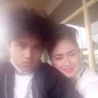 7 Potret Joy Clinton Anak Cowok Bungsu Sally Marcellina yang Jarang Tersorot, Ganteng dengan Rambut Semi Kriting dan Kini Beranjak Dewasa