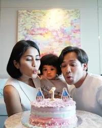 7 Potret Kalea Jada Agyra Anak Tarra Budiman, Lucu Menggemaskan - Senyum Manis dan Poninya Curi Perhatian