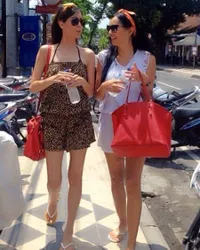 7 Potret Kalina Ocktaranny Kenang Masa Liburan di Bali, Pakai Bikini - Santai di Pantai Bareng Sahabat