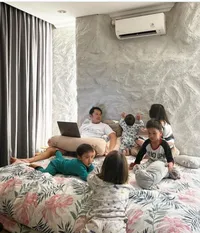 7 Potret Kamar Tidur Zaskia Adya Mecca Usai Renovasi, Hanya Berdinding Semen Namun Estetik Bukan Main