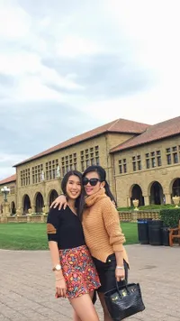 7 Potret Keakraban Christie dengan Para Seleb yang Jarang Disorot, Rangkulan Manja Sama Agnez Mo - Dua Lipa