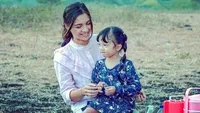 7 Potret Keakraban Dominique Regina dan Angela Gilsha dalam 'DEWI RINDU', Berhasil Bikin Pemirsa Terpukau dengan Akting Sebagai Ibu dan Anak