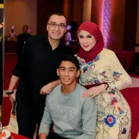 7 Potret Keakraban Marini Zumarnis dengan Daffa Wardhana Putra Semata Wayangnya, Disebut Bak Kakak-Adik - Kompak Tampil Stunning dengan Outfit Kece