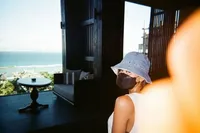 7 Potret Kebersamaan Agnez Mo dan Keluarga, Netizen yang Coba Cari Kekasihnya di Foto dan Sebut 'Botak' Langsung Disemprot