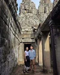 7 Potret Kebersamaan Dian Sastrowardoyo dan Suami Liburan ke Kamboja