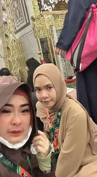 7 Potret Kebersamaan Iis Dahlia & Salshadilla Juwita Selama Umrah, Nangis Sesenggukan di Raudhah