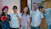 7 Potret Kebersamaan Moudy Wilhelmina dengan Para Pemain 'DEWI RINDU', Hapalkan Dialog Bareng - Penuh Canda Tawa Bersama Angela Gilsha