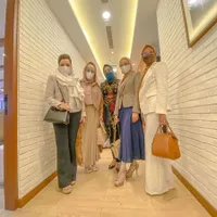 7 Potret Kece Mulan Jameela Saat Bersama Rekan Kerjanya, Dipuji Netizen Awet Muda dan Makin Cantik 