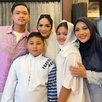 7 Potret Kedekatan Aurel Hermansyah dengan Anak-anak Krisdayanti dan Raul Lemos, Selalu Bahagia dan Ceria - Beri Kado Boneka Besar Saat Ultah Amora