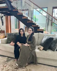 7 Potret Kedekatan Jennifer Dunn dengan Putrinya yang Kini Beranjak Remaja, Sama-Sama Cantik dan Berkulit Putih Bersih - Outfitnya Jadi Sorotan