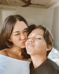 7 Potret Kedekatan Nana Mirdad dan Si Sulung Jason, Ibu & Anak yang Akrab Bak Kakak-Adik