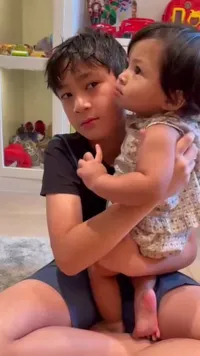 7 Potret Kedekatan Rafathar dan Lily yang Bikin Gemes, Pinter Gendong Adik Jadi Sorotan
