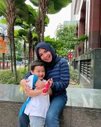 7 Potret Kedekatan Rieta Amilia Beta dengan Cucu Kesayangannya, Rafathar Malik Ahmad