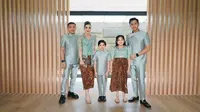7 Potret Keluarga Anang Hermansyah dan Ashanty Kondangan di Bandung, Kompak Pakai Seragam - Padukan Unsur Tradisional dengan Modern