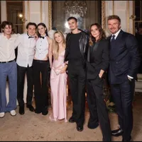 7 Potret Keluarga David Beckham dalam Acara Victoria Beckham Spring Summer 25 di Paris, Curi Perhatian dengan Tampilan Berkelas nan Memukau