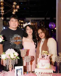 7 Potret Keluarga Davina Karamoy yang Kompak, Punya Kakak Adik Kembar Cakep Semua