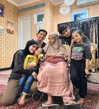 7 Potret Keluarga Fairuz A Rafiq & Sonny Septian Nyekar & Jenguk Ibu Jelang Ibadah Puasa Ramadan