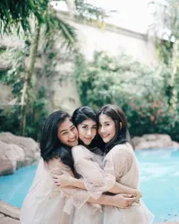 9 Potret Keluarga Gya Sadiqah yang Disebut 'The Kardashian Indonesia', Ayahnya Dijuluki 'Sultan Bandung' - Saudaranya Cantik-Cantik Semua