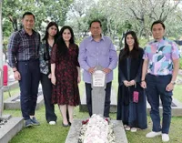 7 Potret Keluarga SBY Nyekar ke Makam Ibu Ani, Berikan Penghormatan Kepada Para Pahlawan yang Telah Wafat
