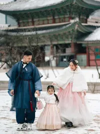7 Potret Keluarga Seleb Pakai Hanbok saat Liburan ke Korea, Vibes Drakor-nya Banget