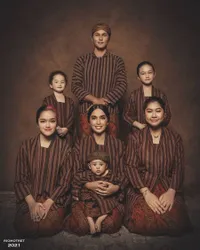 7 Potret Keluarga Ussy dan Andhika Pratama Jalani Pemotretan Kenakan Lurik Jawa, Baby Saka Pakai Blangkon Bikin Gemes