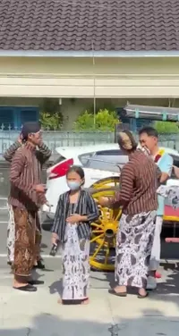 7 Potret Keluarga Zaskia Adya Mecca Rayakan Ulang Tahun Hanung Bramantyo, Kompak Pakai Busana Adat Jawa - Bikin Kerajaan Sendiri Selama Sehari