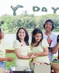 7 Potret Kemeriahan Ultah Richelle Skornicki Adik Sandrinna Michelle di Lokasi Syuting 'DARI JENDELA SMP', Kompak Pakai Baju Kembar