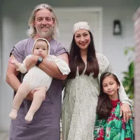 7 Potret Kemesraan Rahma Azhari dengan Suaminya yang Seorang Aktor Hollywood, Masih Bak Pengantin Baru di Anniversary Pernikahan ke-2 