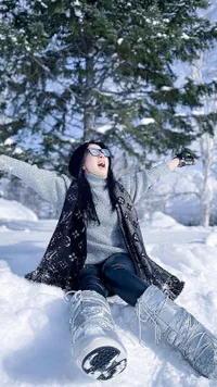 7 Potret Kemesraan Syahrini dan Reino Barack Saat Main Salju, Gendong Istri yang Naik 10 Kilo - Saling Berciuman Hangat