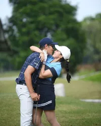 7 Potret Kemesraan Ussy Sulistiawaty dan Andhika Pratama di Lapangan Golf, Gemas Banget Bak Remaja Puber - Nyaris Ciuman