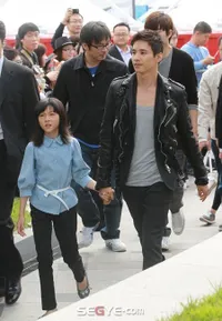 7 Potret Kenangan Masa Kecil Kim Sae Ron yang Kembali Disorot, Bahagia Dapat Hadiah Laptop - Sisir dari Won Bin Ahjussi