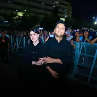 7 Potret Keseruan Arumi Bachsin Nonton Konser King Nassar Ditemani Suami, Sempat Diajak Due