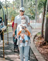 7 Potret Keseruan Irish Bella dan Ammar Zoni di Kebun Binatang, Si Kecil Air Kece Pakai Kacamata Hitam - Kenalan Sama Burung