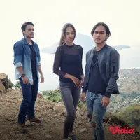 7 Potret Keseruan Para Pemain Serial 'KUPILIH CINTA' di Pulau Alor, Kulit Aurelie Moeremans Makin Eksotis - Tak Segan Makan di Pinggir Pantai