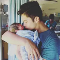 7 Potret Kevin Kambey 'BUKU HARIAN SEORANG IBU' Saat Momong Anak, Hot Daddy Banget 