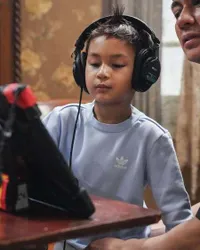 7 Potret Kiano Anak Baim Wong & Paula Verhoeven, Pasang Wajah Serius Temani Sang Ayah Jadi Sutradara