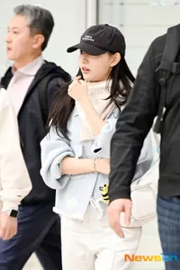 7 Potret Kim Ji Won Baru Pulang dari Hong Kong, Menawan dengan Gaya Effortless Chic - Cantiknya Paripurna Meski Minim Makeup