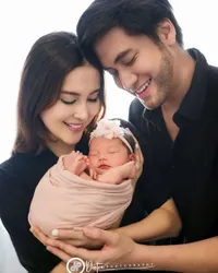 7 Potret Kimova Dasha Putri Semata Wayang Kevin Aprilio yang Baru Berusia 1 Bulan, Tampil Menggemaskan dengan Busana Ungu Bertelinga Kelinci 