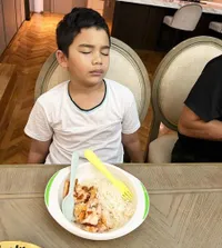 7 Potret Kocak Adam Anak Shireen Sungkar dan Teuku Wisnu Ketika Sedang Berpuasa - Sahur Pakai Kacamata