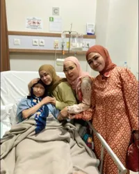 7 Potret Kondisi Dina Mariana Bersama Chintami Atmanagara, Sempat Jenguk Sebelum Diumumkan Meninggal 