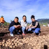 7 Potret Krisdayanti Ajak Amora dan Kellen Panen Kentang di Ladang Warga Kota Batu, Tuai Banyak Pujian dari Netizen