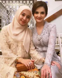 7 Potret Laudya Cynthia Bella di Nikahan Cut Tari, Datang Sendiri Tak Ditemani Suami