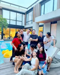 7 Potret Laura Theux Ngumpul Bareng Sederet Teman Artis, Ada Asmirandah - Titi Kamal