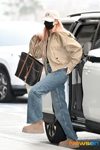 7 Potret LE SSERAFIM di Bandara Gimpo Siap Berangkat ke Jepang, Yunjin Santuy Pakai Roll Rambut - Acne Patch