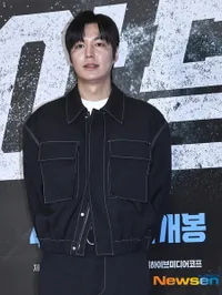 7 Potret Lee Min Ho di VIP Premiere Film Kang Ha Neul 'YADANG: THE SNITCH', Senyuman Manisnya Bikin Silau
