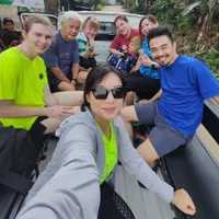 7 Potret Leony Ajak Pacar Bule Liburan ke Curug Bareng Keluarga, Semangat Meski Belum Tidur - Diguyur Hujan