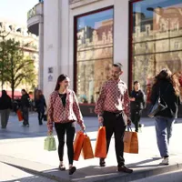 7 Potret Liburan Angel Karamoy ke Paris, Kompak Pakai Busana Couple dengan Gusti Ega