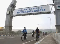 7 Potret Liburan Annisa Pohan dan Agus Yudhoyono ke Pacitan, Bersepeda sampai Duduk di Emperan Toko