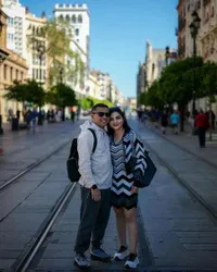 7 Potret Liburan Ashanty bersama Calon Besan di Spanyol, Penampilannya Bak Anak Muda Kekinian - Kenakan Sneakers dan Mini Dress