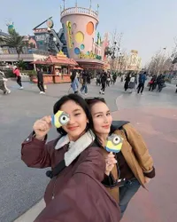 7 Potret Liburan Ayu Ting Ting ke Universal Studio Beijing, Quality Time bersama Bilqis